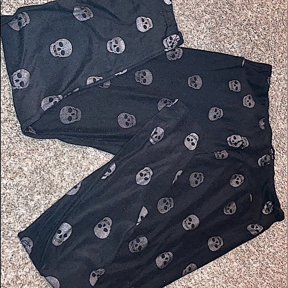 Womens Leggings Black With Silver Skulls